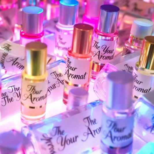 wiele pięknych próbek perfum w buteleczkach o pojemności 2 mililitrów z eleganckim napisem lub naklejką na przezroczystym tle „The Your Aromat” – w jasnych, delikatnych kolorach na tle. 